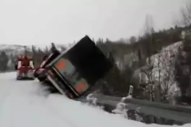 Truck falls off cliff - driver jumps Truck falls off cliff - driver jumps